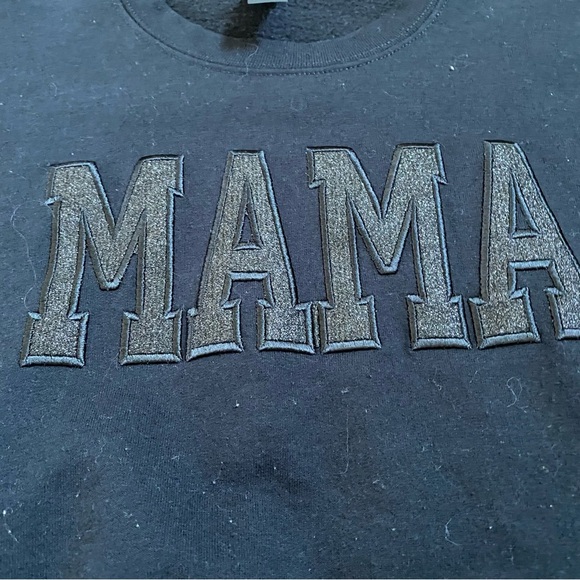 Women’s Gildan Heavy Blend Embroidered MAMA Black Crew Sweatshirt Size Medium - Picture 2 of 4
